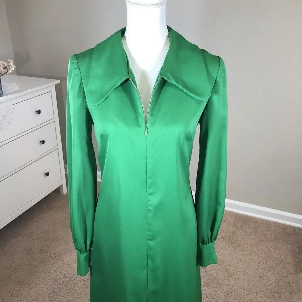 Vintage 70's Full Length Green Dress Small Spread Collar Disco Fun Mod GoGo